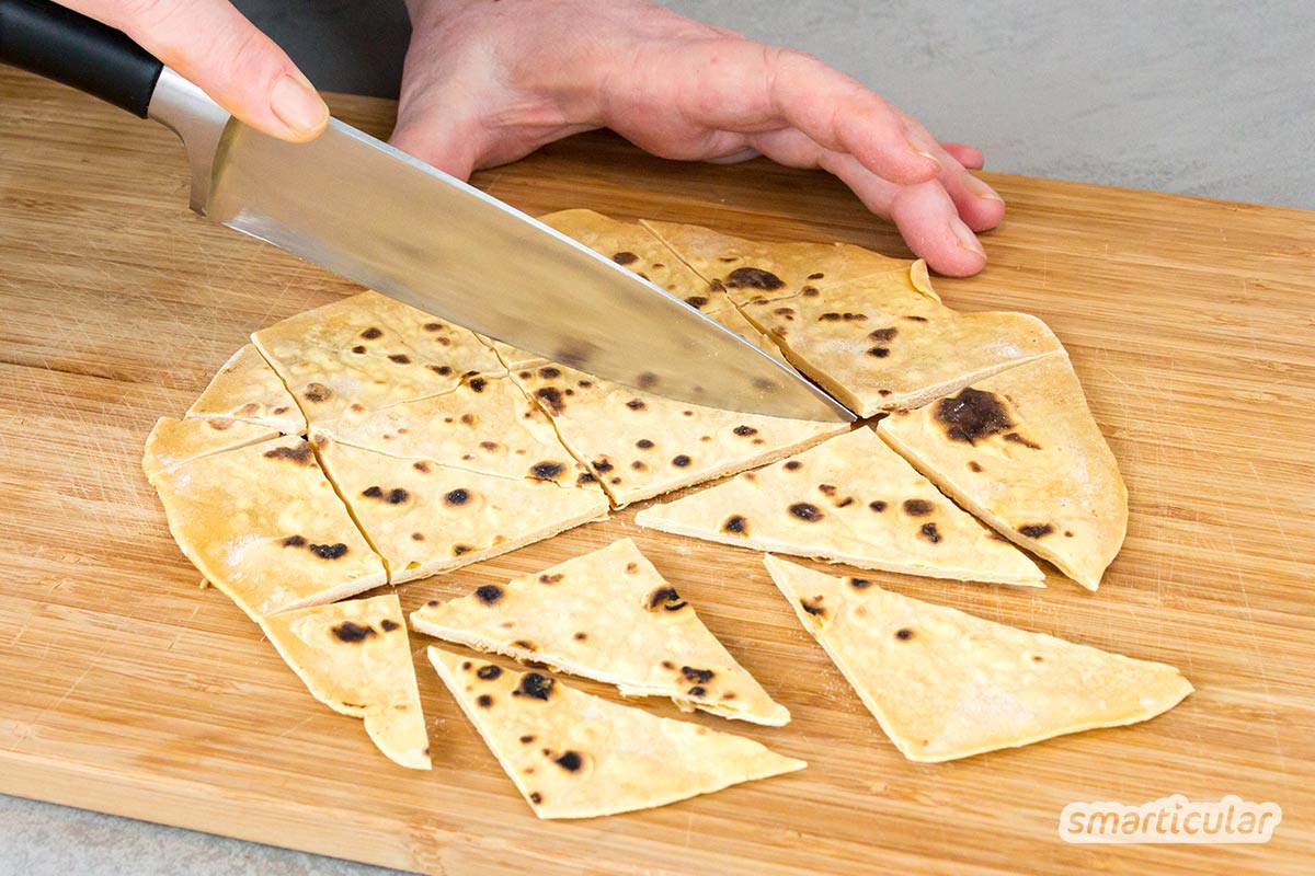 Nachos (überbackene oder gedippte Tortillachips) waren ursprünglich als Resteverwertung für Tortillas vom Vortag gedacht. Genauso kannst du die frisch-knusprigen Knusperdreiecke auch zu Hause selber machen.