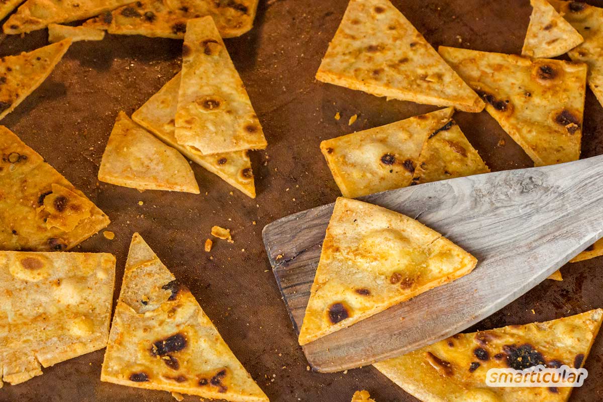 Nachos (überbackene oder gedippte Tortillachips) waren ursprünglich als Resteverwertung für Tortillas vom Vortag gedacht. Genauso kannst du die frisch-knusprigen Knusperdreiecke auch zu Hause selber machen.