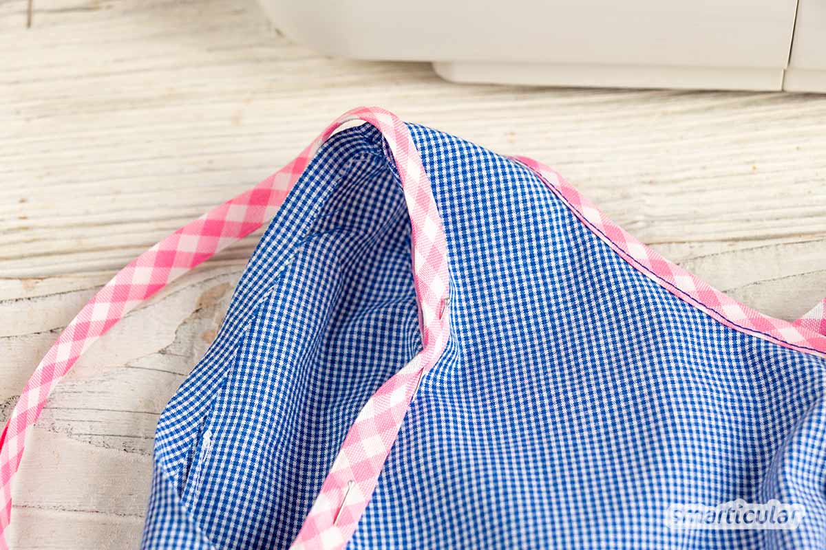 Ein altes Oberhemd ist viel zu schade für die Kleidersammlung, denn es lässt sich beispielsweise zu einem Kinderkleid, einer Kissenhülle oder einem Brotbeutel upcyceln.