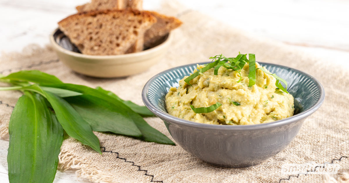 Bärlauch ist ein echtes Superfood und kann sehr abwechslungsreich zubereitet werden. Probiere doch mal einen würzigen Bärlauch-Hummus aus dem vitalstoffreichen Kraut und proteinreichen Kichererbsen!