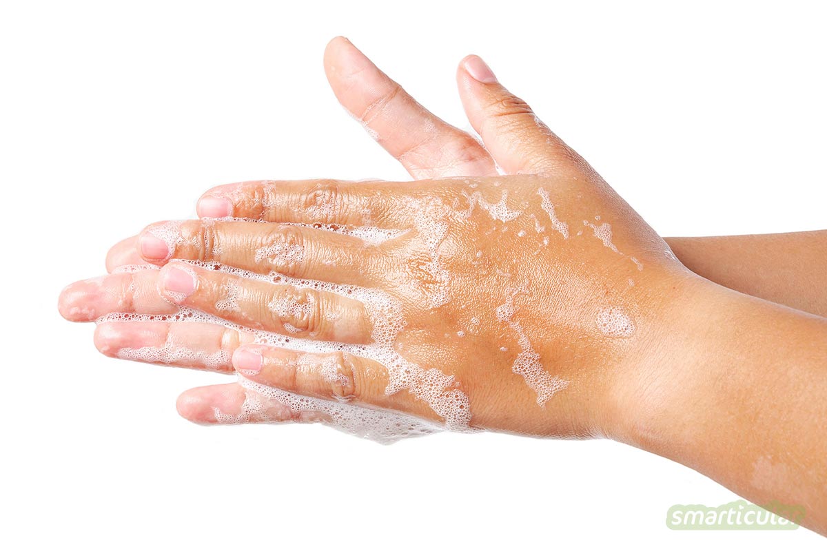 Die Hände richtig zu waschen will gelernt sein: Mit der richtigen Technik nach DIN EN 1500 werden die Hände rundum hygienisch sauber, mit Seife oder Händedesinfektionsmittel.
