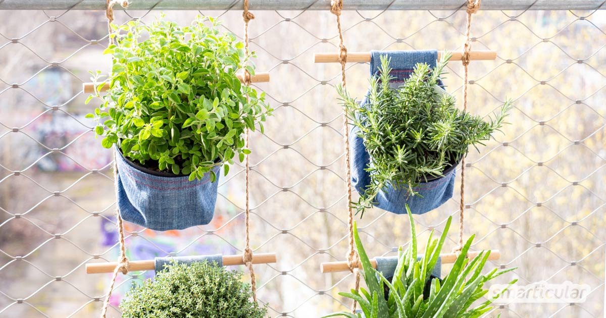 Mit Pflanztaschen kannst du deinen Balkon wunderbar vertikal bepflanzen. Sie lassen sich aus alten Jeans und wenigen weiteren Materialien selber machen.