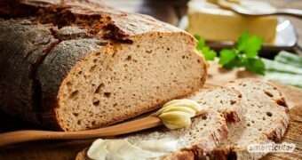 Mit diesem Sauerteigbrot-Rezept backst du naturbelassenes Brot, das mit wenigen Zutaten auskommt und dank langer Reifezeit besonders aromatisch schmeckt.