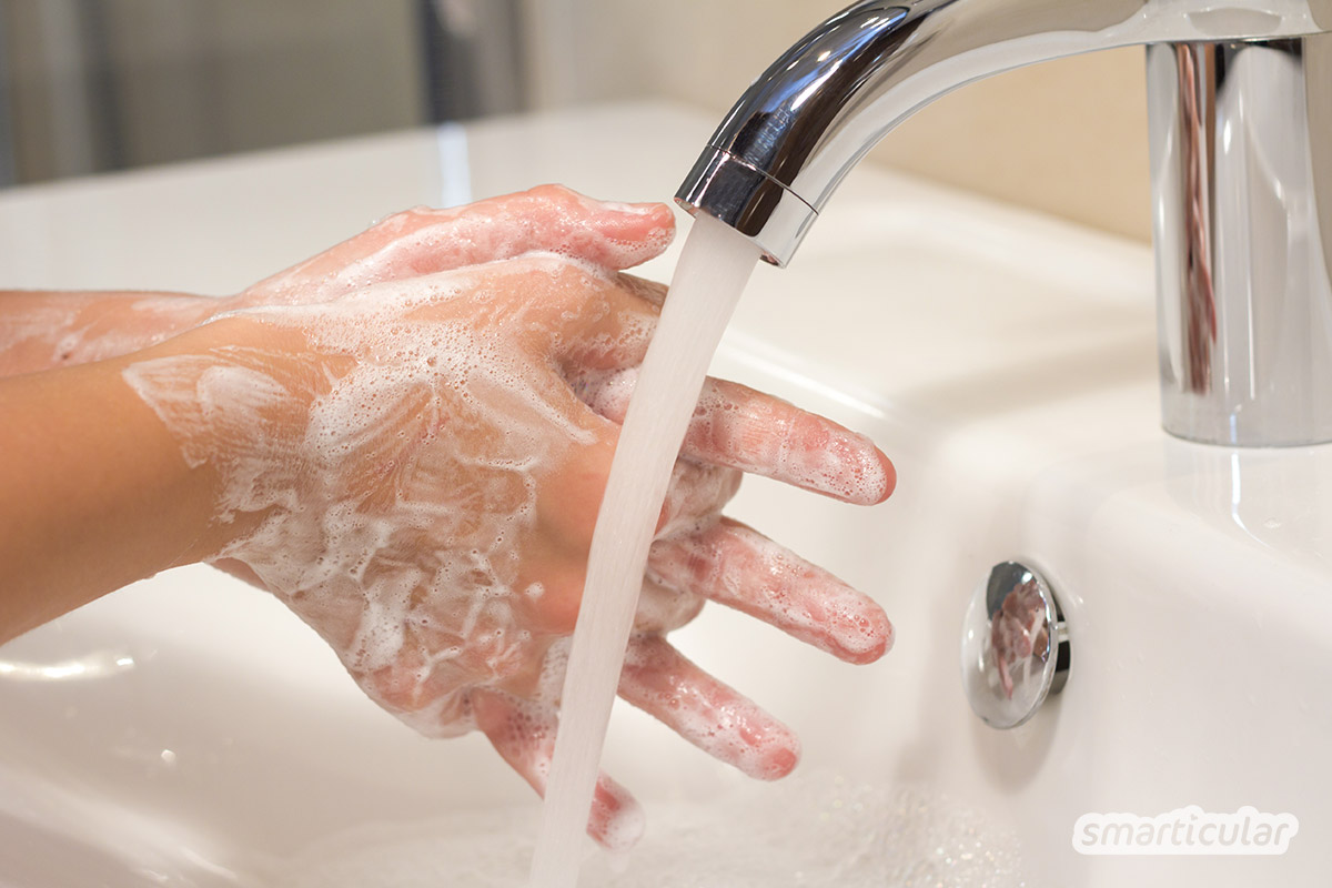 Wegen der Hygiene bevorzugen viele Menschen Flüssigseife gegenüber dem Seifenstück. Dabei bietet feste Seife zahlreiche Vorteile und muss sich auch bei der Sauberkeit nicht verstecken.