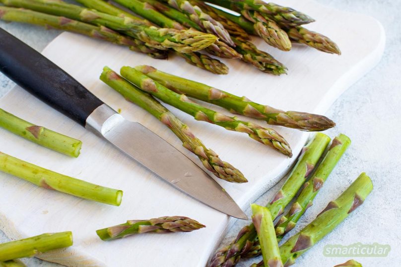 Grüner Spargel muss kaum geschält werden und braucht nicht so lange zu kochen wie weißer Spargel. So einfach lässt sich der vielseitige Vitalstoff-Lieferant zubereiten!