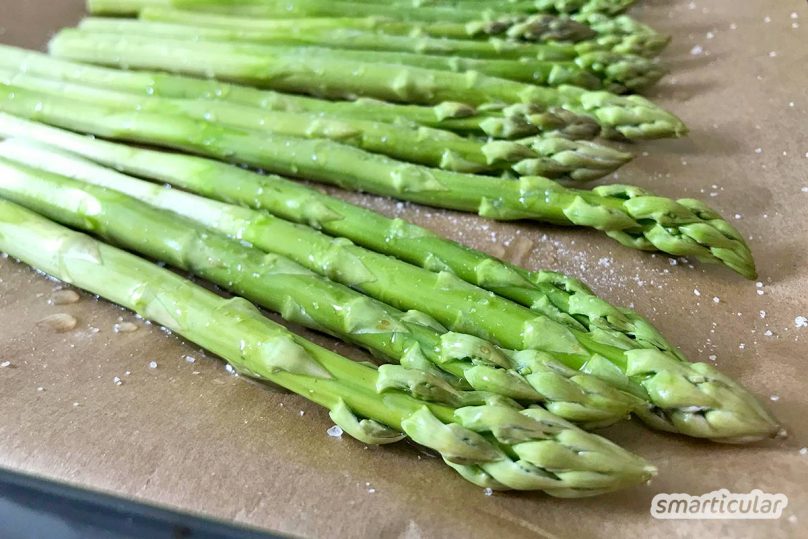 Grüner Spargel muss kaum geschält werden und braucht nicht so lange zu kochen wie weißer Spargel. So einfach lässt sich der vielseitige Vitalstoff-Lieferant zubereiten!