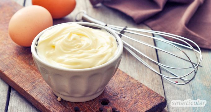 Mayonnaise selber zu machen, ist kinderleicht! Dieses Rezept für selbst gemachte Mayonnaise ohne Zucker enthält außerdem überhaupt keine Zusatzstoffe.