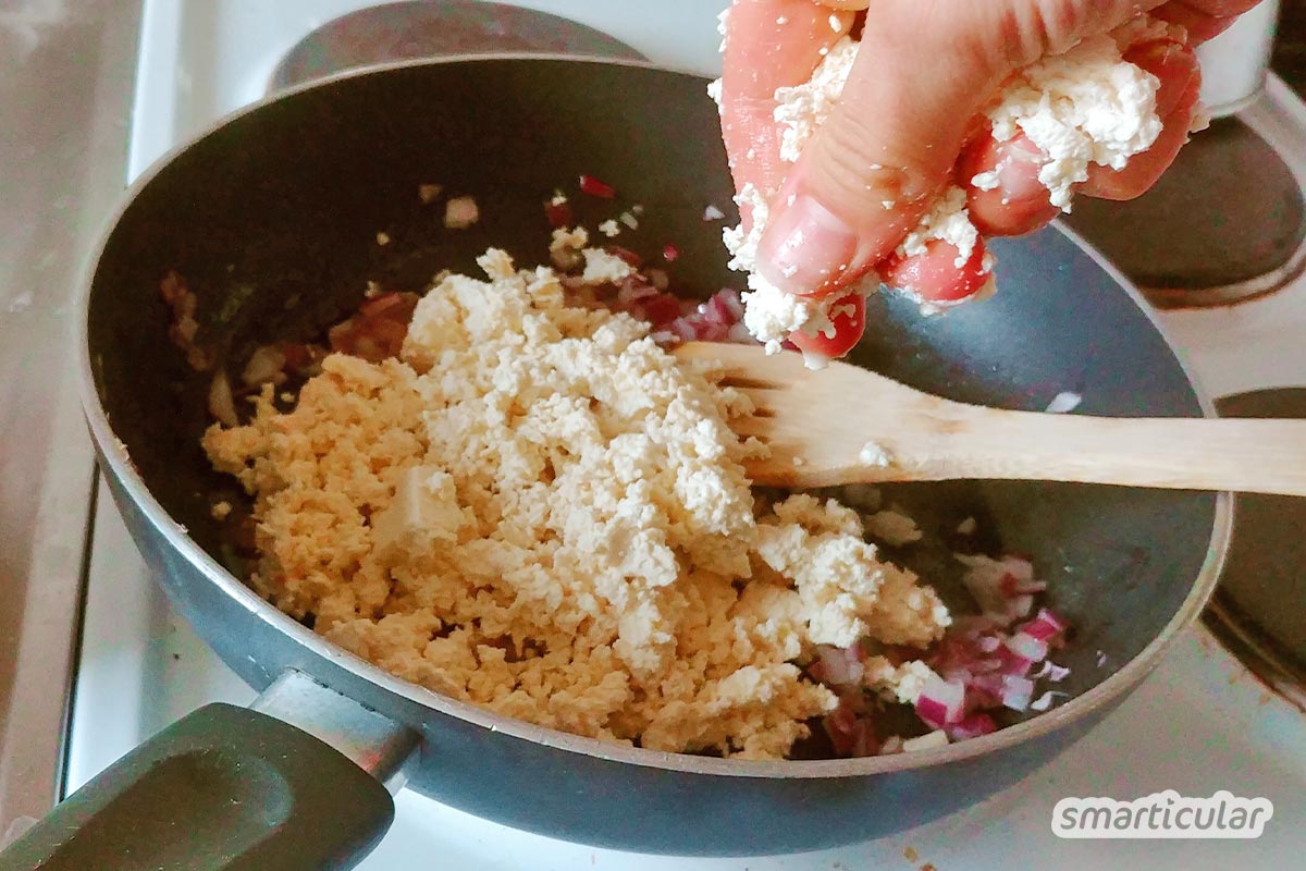 scrambled-tofu-2 Scrambled Tofu ist eine saftige, vegane Alternative zu herkömmlichem Rührei. Die köstliche Beilage ist aus Tofuresten schnell zubereitet.