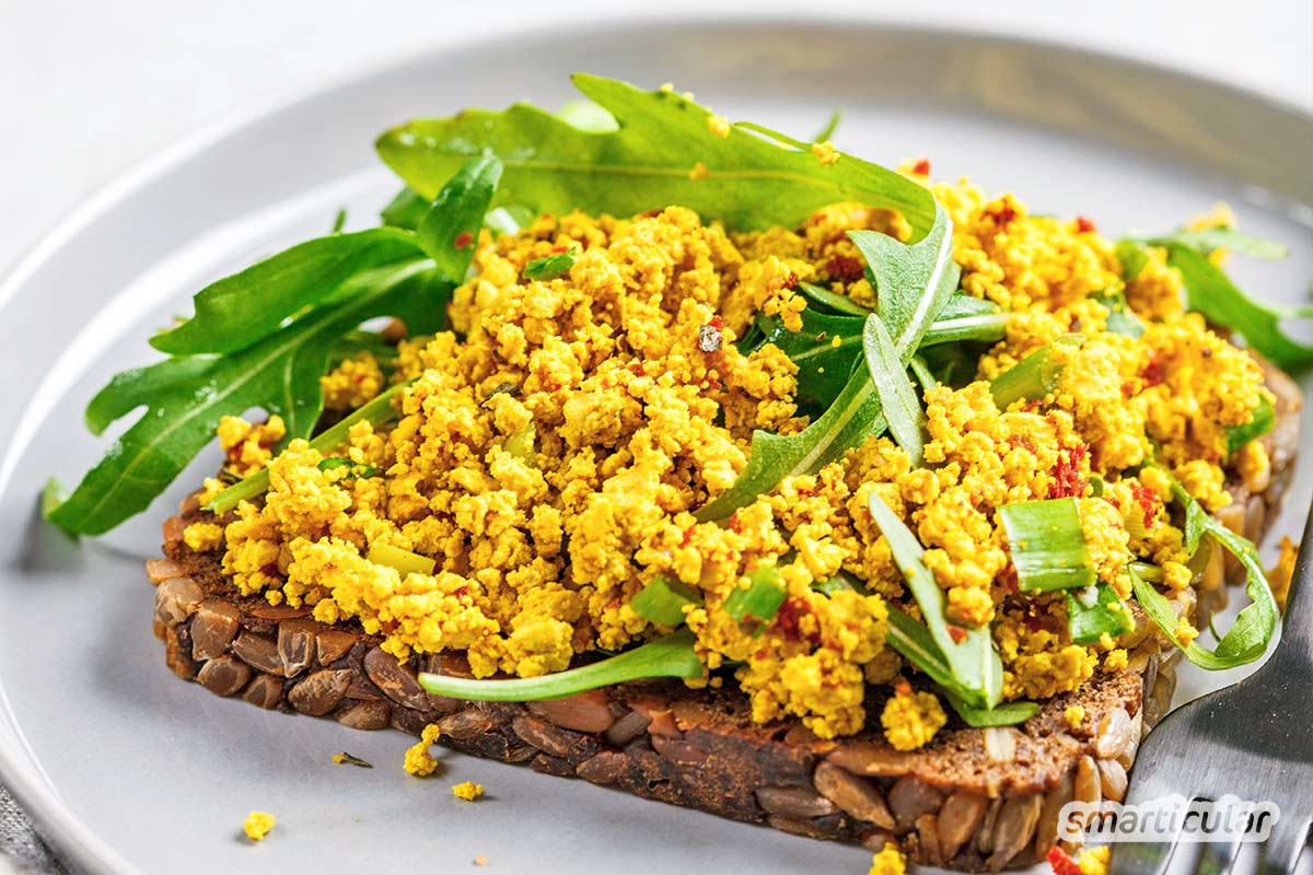 Scrambled Tofu ist eine saftige, vegane Alternative zu herkömmlichem Rührei. Die köstliche Beilage ist aus Tofuresten schnell zubereitet.
