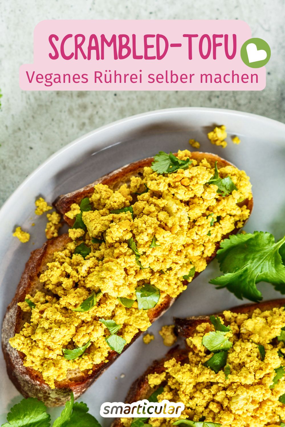 Scrambled Tofu ist eine saftige, vegane Alternative zu herkömmlichem Rührei. Die köstliche Beilage ist aus Tofuresten schnell zubereitet.