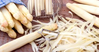 Es lohnt sich, Spargelschalen aufzuheben und zu verwerten, denn aus ihnen lässt sich aromatische Spargelcremesuppe und köstliches Spargelrisotto kochen.