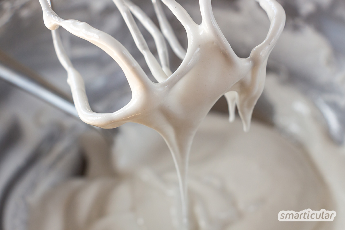 vegane-baisers-selber-machen-aquafaba-4 Vegane Baisers aus aufgeschäumtem Aquafaba lassen sich mit diesem Rezept genauso einfach zubereiten wie aus Eischnee. Die Kichererbsen schmeckt man nicht heraus.