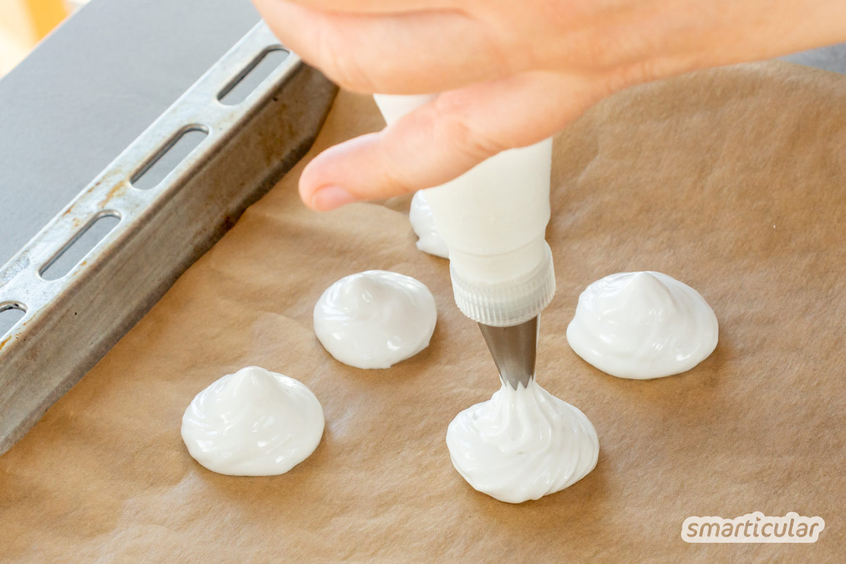 vegane-baisers-selber-machen-aquafaba-5 Vegane Baisers aus aufgeschäumtem Aquafaba lassen sich mit diesem Rezept genauso einfach zubereiten wie aus Eischnee. Die Kichererbsen schmeckt man nicht heraus.