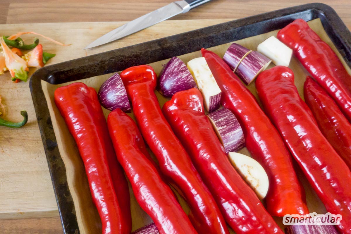 Wer die würzige Paprikapaste Ajvar selber macht, kann die Zutaten und den Schärfegrad ganz nach eigenem Geschmack bestimmen. Hier geht’s zu einem einfachen Rezept für Ajvar!