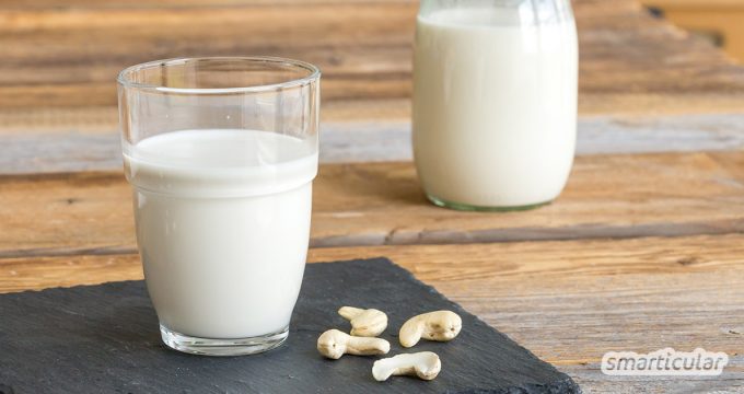 Mit diesem Rezept kannst du Cashewmilch selber machen - es ist einfach und bedarf nur weniger Zutaten und ein paar Minuten Zeit. Sie lässt sich sogar für Kaffee aufschäumen!