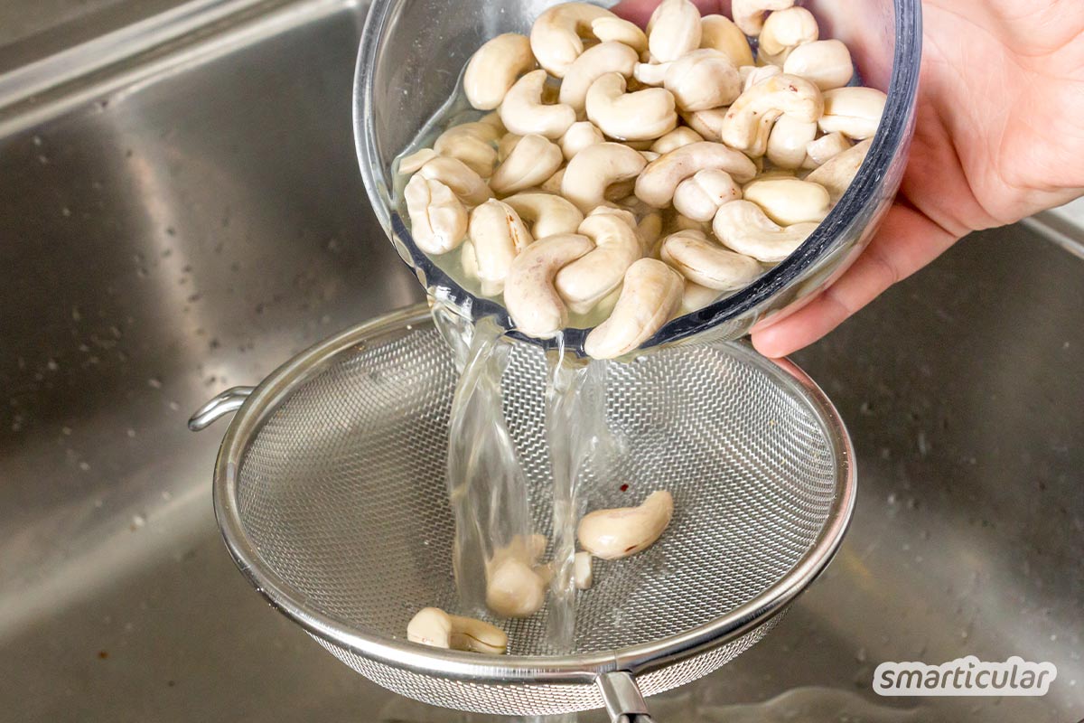 Mit diesem Rezept kannst du Cashewmilch selber machen - es ist einfach und bedarf nur weniger Zutaten und ein paar Minuten Zeit. Sie lässt sich sogar für Kaffee aufschäumen!