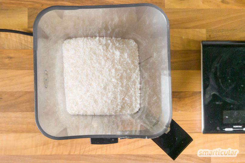 Um Kokosmilch selber zu machen, braucht es nicht viele Zutaten. Mit einem Trick wird sie sogar lange haltbar. Für Kokosmilch wie aus der Dose!