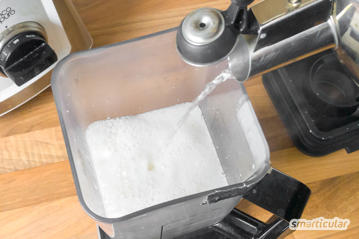 kokosmilch-selber-machen-3 Um Kokosmilch selber zu machen, braucht es nicht viele Zutaten. Mit einem Trick wird sie sogar lange haltbar. Für Kokosmilch wie aus der Dose!