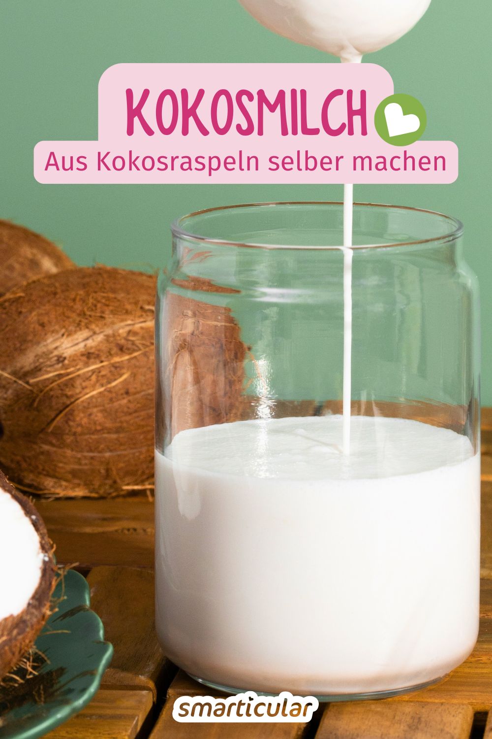 Um Kokosmilch selber zu machen, braucht es nicht viele Zutaten. Mit einem Trick wird sie sogar lange haltbar. Für Kokosmilch wie aus der Dose!