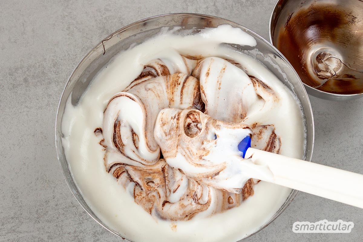 Eine köstliche Mousse au Chocolat lässt sich ganz einfach mit Aquafaba zubereiten - auf Wunsch sogar vegan. Ein Grund mehr, Hülsenfrüchte zu lieben!