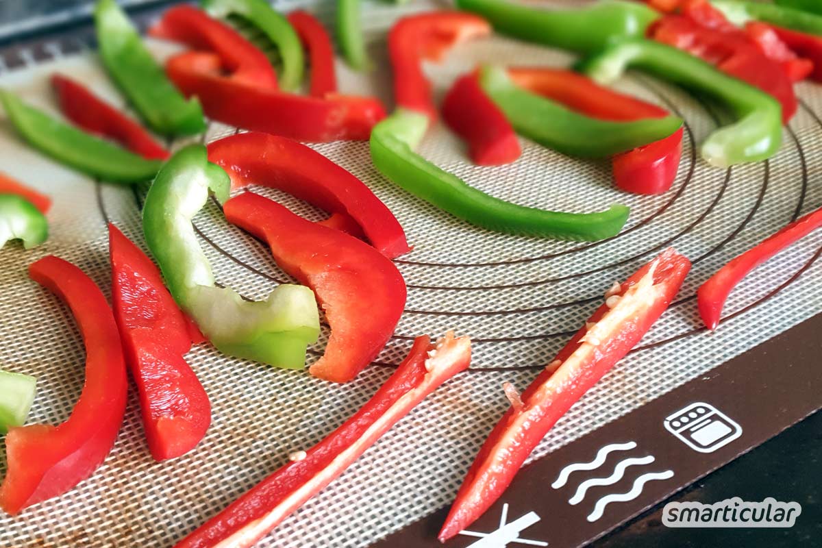 paprika-trocknen-2 Paprikapulver und Chilipulver lassen sich aus übrig gebliebenen Schoten einfach selber machen, zum Beispiel für ein selbst gemachtes Gemüse-Brühpulver.