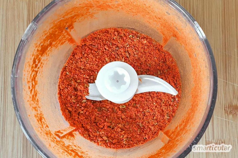 Paprikapulver und Chilipulver lassen sich aus übrig gebliebenen Schoten einfach selber machen, zum Beispiel für ein selbst gemachtes Gemüse-Brühpulver.