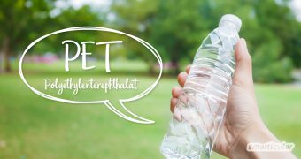Polyethylenterephthalat, kurz PET, ist ein besonders häufig eingesetzter Kunststoff. PET kann bedenkliche Stoffe und Mikroplastik freisetzen. Hier findest du Alternativen!