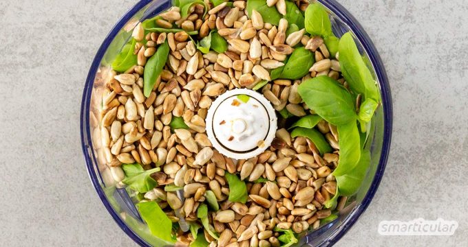 “Pesto light” mit Bohnenwasser ist eine köstliche, kalorienarme Alternative zu herkömmlichem Pesto mit Öl. Das Pesto ohne Öl lässt sich unkompliziert selber machen.