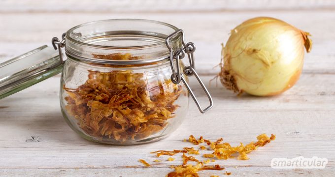 Röstzwiebeln selber zu machen, ist nicht schwer! Zudem schmecken sie viel besser und kommen ganz ohne fragwürdige Zusatzstoffe und Plastikverpackung aus.