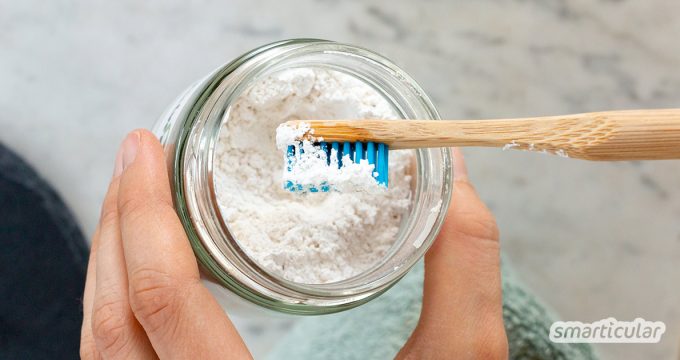 Aus drei natürlichen Zutaten kann man plastikfreies Zahnpulver selber machen – so effektiv wie Zahnputztabletten und einsatzbereit in zwei Minuten!