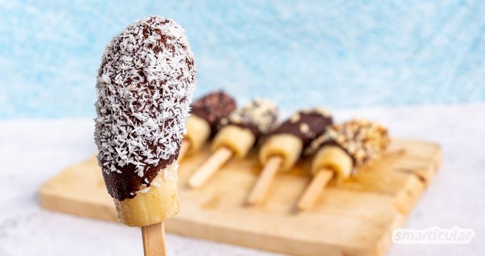 Mit Bananeneis am Stiel werden leckere, gesunde Bananen noch begehrter. So lassen sich auch bereits braun gewordene Bananen schmackhaft verwerten.