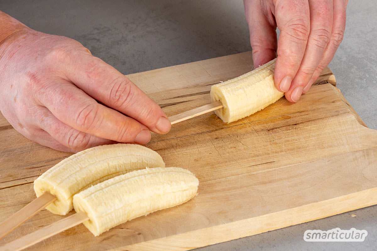 Mit Bananeneis am Stiel werden leckere, gesunde Bananen noch begehrter. So lassen sich auch bereits braun gewordene Bananen schmackhaft verwerten.