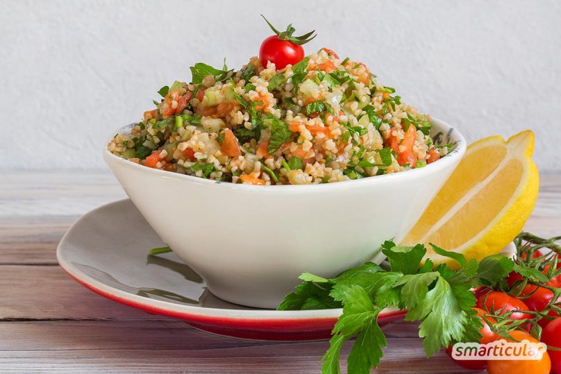 Statt bei deiner nächsten Grillparty Kartoffelsalat zu servieren, probiere doch mal eines dieser köstlichen Rezepte für ungewöhnliche Salate zum Grillen aus!