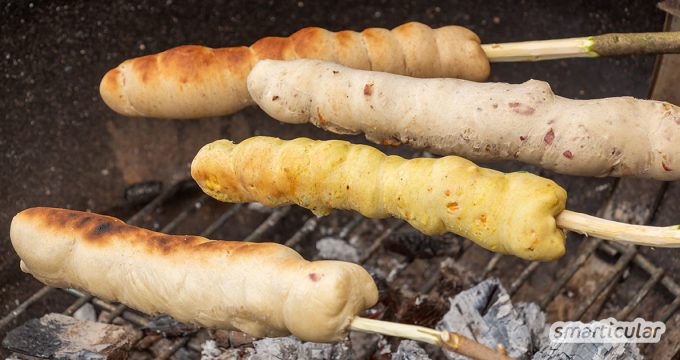 Bei Stockbrot werden Kindheitserinnerungen wach! Mit diesem Grundrezept und herzhaften oder süßen Abwandlungen ist für jeden Geschmack etwas dabei.