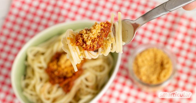 Veganer Parmesan lässt sich auf unterschiedliche Weise zubereiten. Hier findest du die besten Rezepte für ein würziges Pasta-Topping ohne Käse!