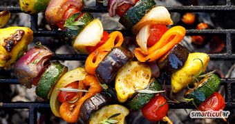 Gegrillte Gemüsespieße sind eine schmackhafte Alternative und Beilage zu Steaks, Würstchen und Co. - mit passenden Gemüsesorten und Zubereitungstipps!