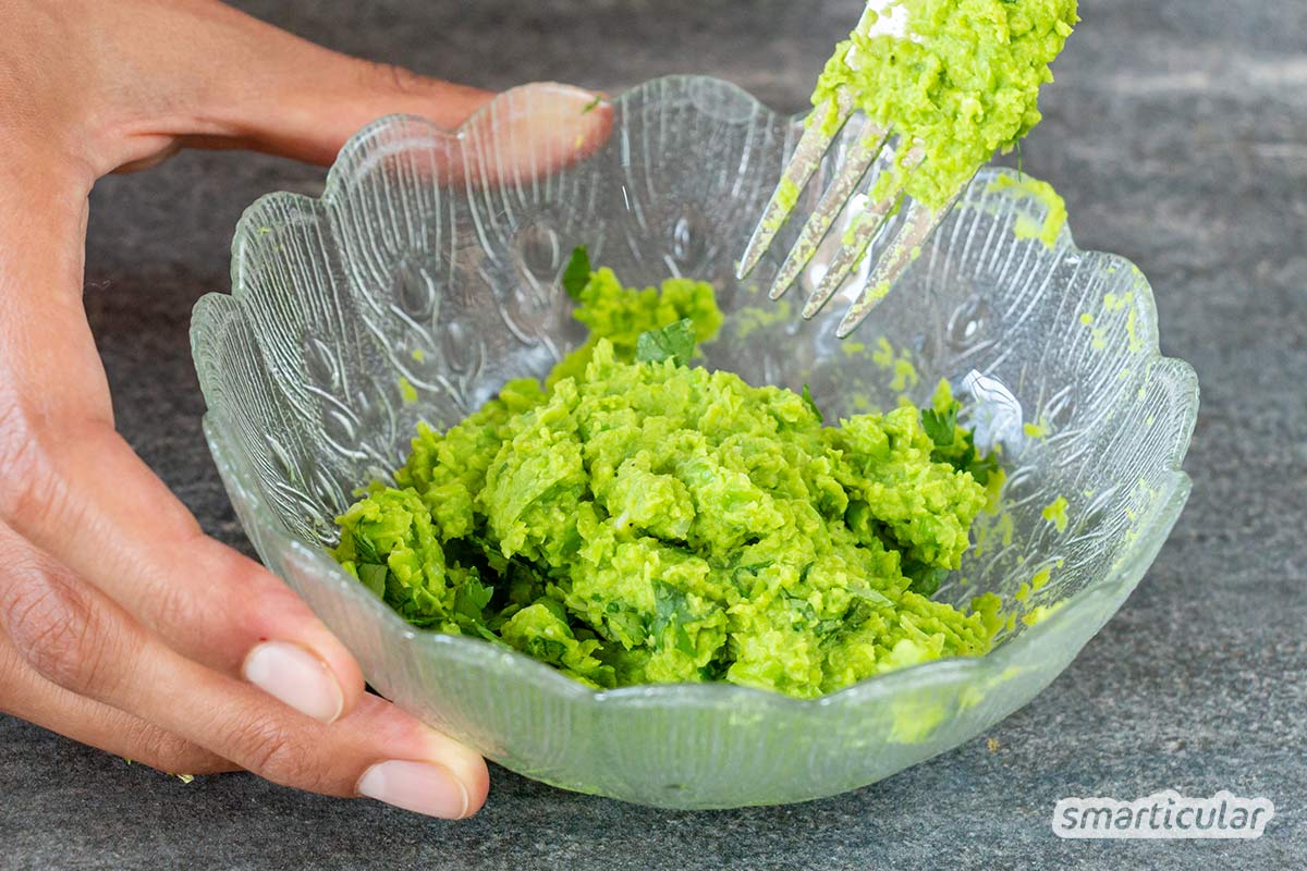 guacamole-machen-ohne-avocado-erbsen-5 Guacamole ohne Avocado: Das ist einfach und gelingt genauso cremig und erfrischend wie das Original. Probiere Erbsen-Guacamole als regionale Alternative!