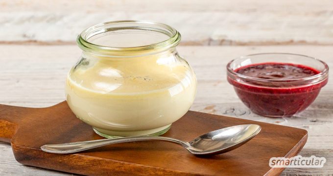 Panna Cotta selber zu machen, geht ganz einfach - und man braucht dafür weder Gelatine noch Agar Agar! Heraus kommt eine wunderbar cremige Süßspeise.