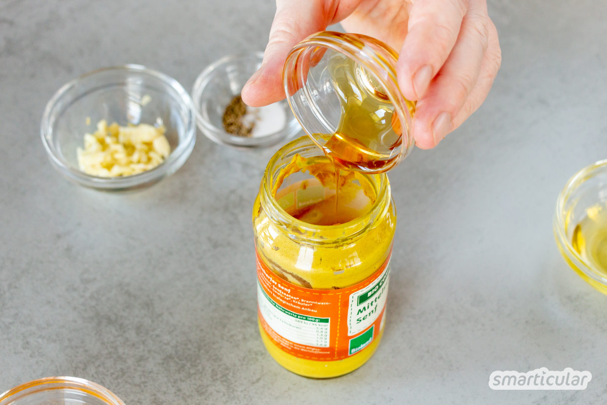 Senfreste gleich im Glas verwerten, statt es umständlich auszukratzen: Mit den Resten von Senf mixt du im Handumdrehen ein köstliches Honig-Senf-Dressing.