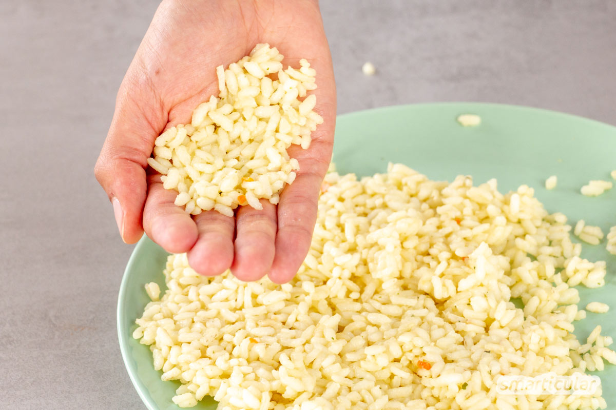 Arancini selber zu machen, gelingt mit diesem Rezept garantiert! Die gefüllten Reisbällchen zur cleveren Resteverwertung schmecken frittiert, gebacken oder gegrillt.