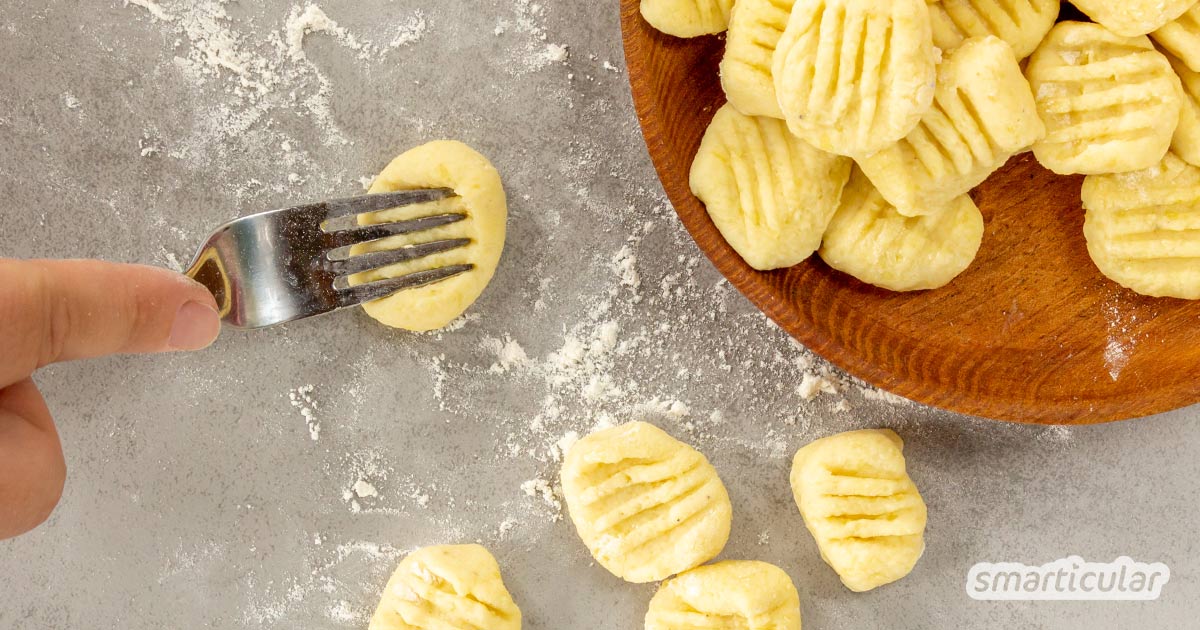 Gnocchi selber machen ist viel leichter, als man vielleicht denkt. Du brauchst dafür nur drei pflanzliche Zutaten und sparst unnötigen Verpackungsmüll.