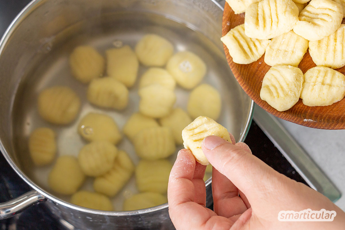 Gnocchi selber machen ist viel leichter, als man vielleicht denkt. Du brauchst dafür nur drei pflanzliche Zutaten und sparst unnötigen Verpackungsmüll.