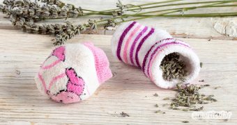 Ein Lavendelkissen mit Lavendelfüllung hält Motten fern und hilft beim Einschlafen. Mit einer Socke lässt sich ein Duftkissen ohne Nähen einfach selber machen.