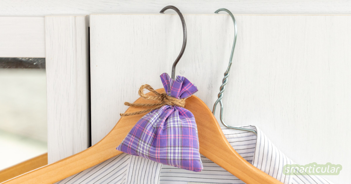 Ein Lavendelsäckchen gegen Kleidermotten lässt sich einfach selber machen. Die Lavendelfüllung sorgt außerdem für angenehmen Duft im Kleiderschrank.