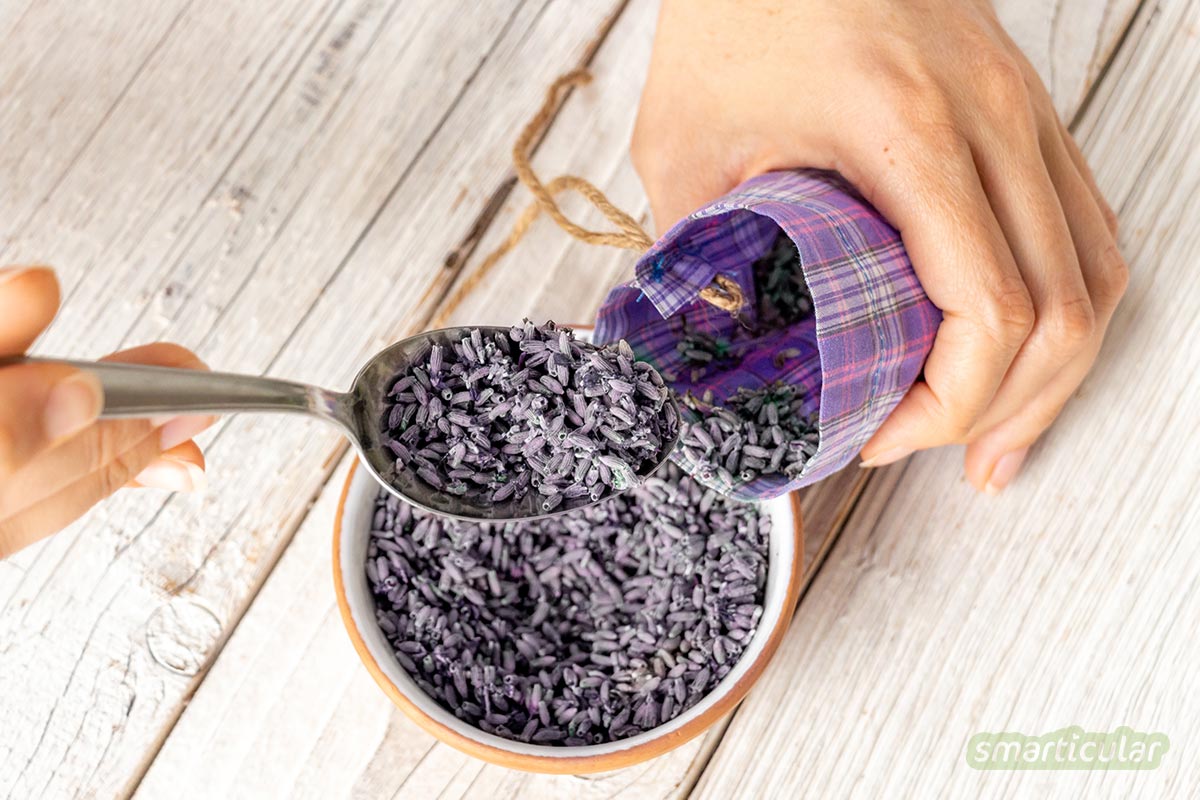 Ein Lavendelsäckchen gegen Kleidermotten lässt sich einfach selber machen. Die Lavendelfüllung sorgt außerdem für angenehmen Duft im Kleiderschrank.