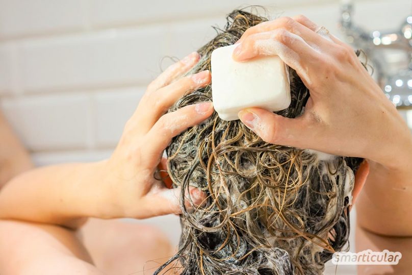 Eine saure Rinse mit Wasser und Essig ist eine ideale Ergänzung zu Haarseife, eignet sich aber auch sonst als natürliche Alternative zu herkömmlichem Conditioner.