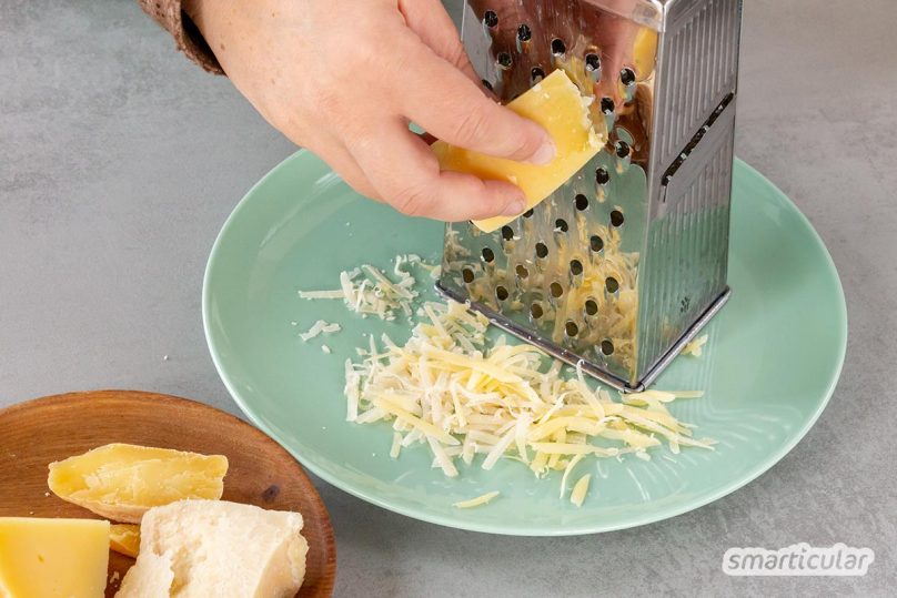 Statt das hochverarbeitete Fertigprodukt zu kaufen, kannst du Schmelzkäse einfach selber machen - aus naturbelassenem Käse und Milchprodukten.