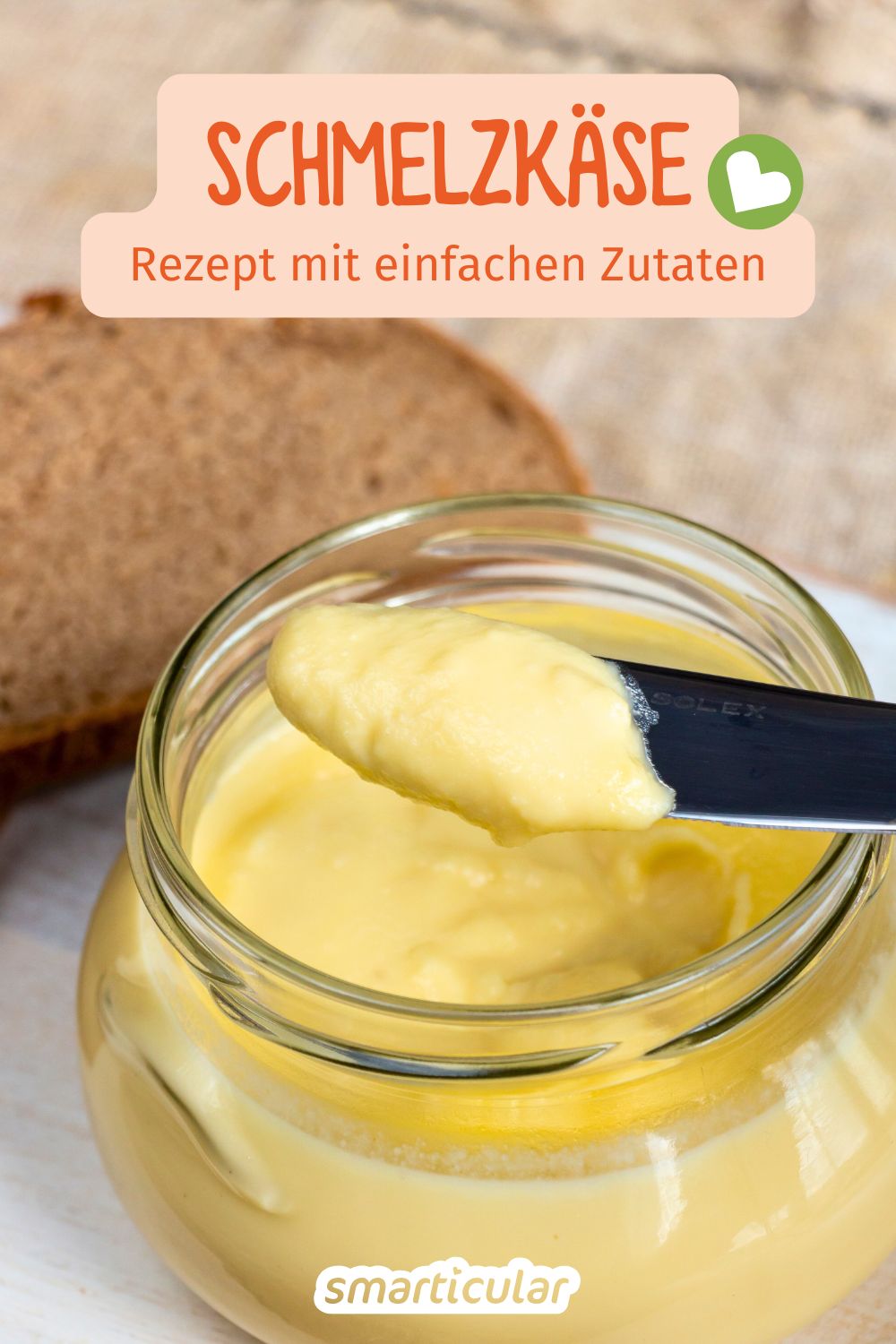 Statt das hochverarbeitete Fertigprodukt zu kaufen, kannst du ganz leicht Schmelzkäse selber machen - aus einfachen natürlichen Zutaten.