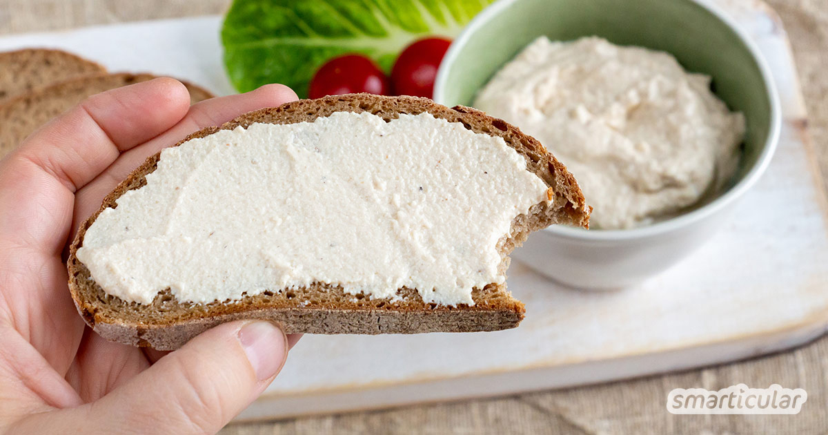Veganer Schmelzkäse ist schnell selbst gemacht - einfaches Rezept für käsigen Genuss ohne tierische Zutaten und frei von Zusatzstoffen.