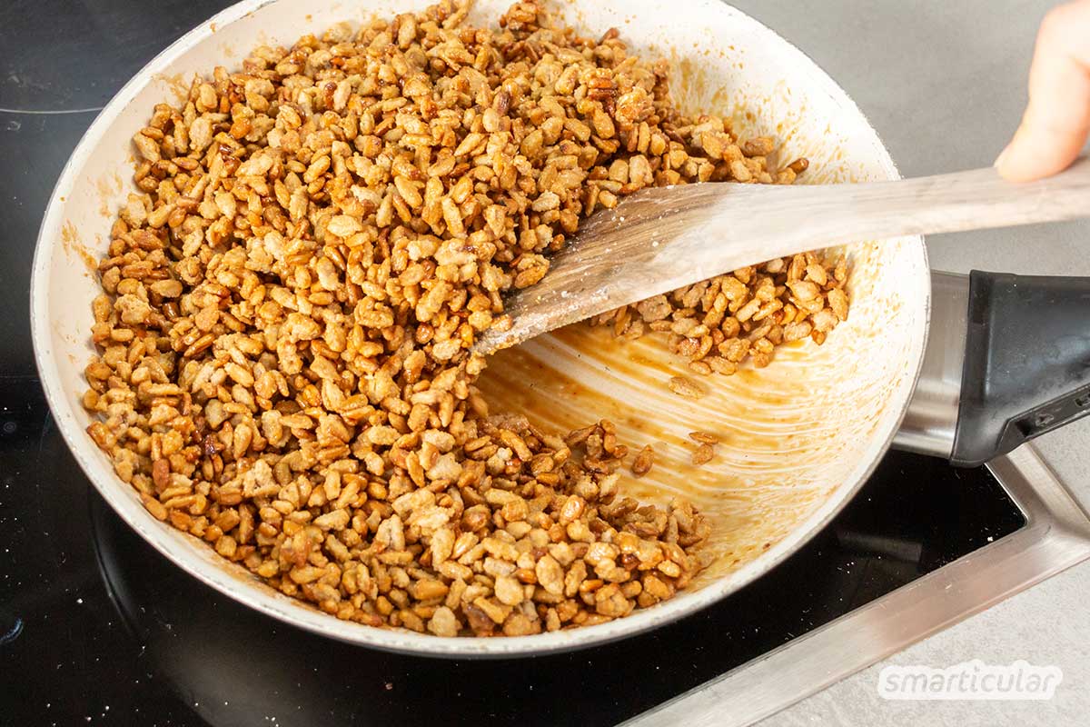 Gebrannte Sonnenblumenkerne sind eine köstliche, regionale Abwechslung zu gebrannten Mandeln. Mit diesem Rezept gelingen die karamellisierten Kerne ganz leicht.